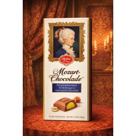   Reber-Alpesi tejcsokoládé (72%) mogyorós nugáttal (18%) és pisztácia marcipános töltelékkel (10%).