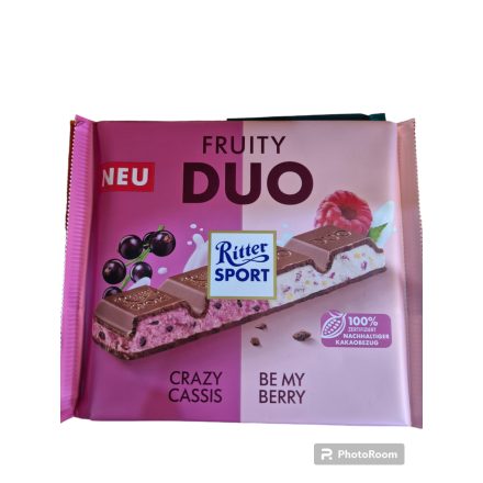 Ritter Sport-Ribizlis joghurtos krémmel (22%), fekete ribizli darabokkal (0,5%), zsírszegény joghurtos krémmel (21%), málna granulátummal (1%) és pirított rizsdarabokkal (0,6%) töltött tejcsokoládé. 