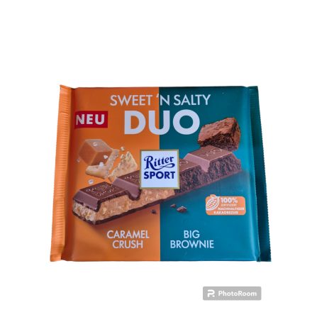 Ritter Sport-Brownies kakaókrémmel(24%), sós-karamell töltelékkel (21%) és sózott kekszdarabokkal (2%) töltött tejcsokoládé.   